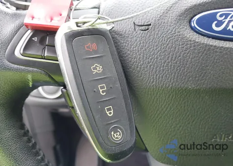 2019 Ford Escape Titanium z USA, uszkodzony, nr VIN 1FMCU9J92KUB65624